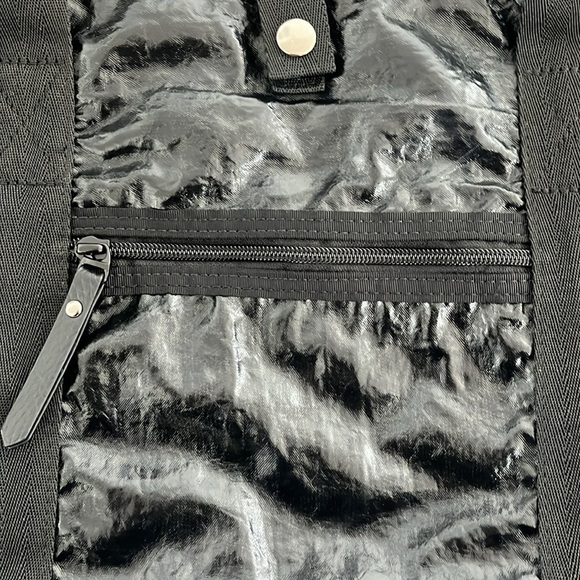 Dakine Kelsey 26L Crossbody Tote in Raven Black - Picture 4 of 12